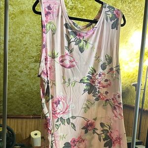 Gently Loved LuLaRoe Floral Tank 3X. From a non smoking/pet friendly home.